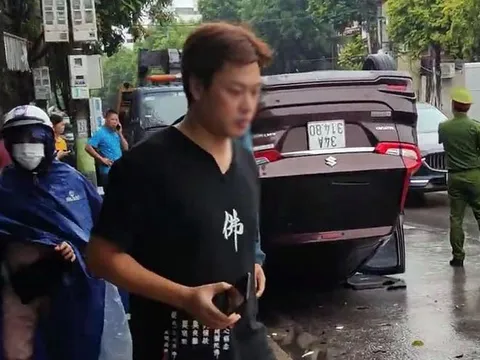 Ảnh TNGT: Suzuki Ertiga làm điều không tưởng – lật ngửa giữa phố đông