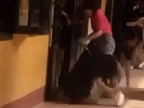 Vụ nữ sinh quỳ, khóc đến kiệt sức: Cô giáo đối diện mức xử lý nào?