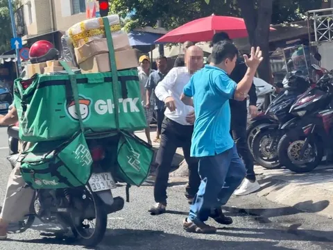 Tài xế taxi công nghệ cầm dao tấn công 3 khách ở TP HCM