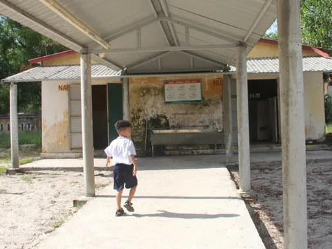 Vụ sửa nhà vệ sinh hơn 130 triệu đồng, phụ huynh phản đối: Yêu cầu kiểm điểm, trả lại tiền cho phụ huynh