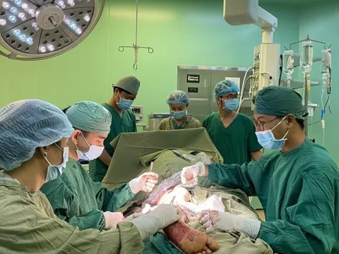 Gần 5 giờ mổ cấp cứu cẳng chân cho người phụ nữ bị tai nạn giao thông