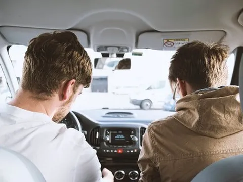 Lí do hành khách nên giữ yên tĩnh khi đi ô tô