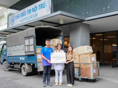 Bệnh viện Việt Pháp Hà Nội tặng quà cho các học sinh tỉnh Yên Bái