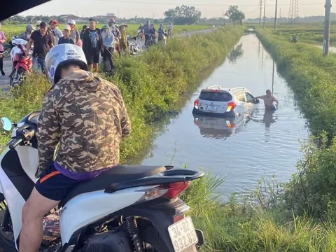 Ảnh TNGT: Va chạm với xe máy VinFast Fadil lao xuống mương