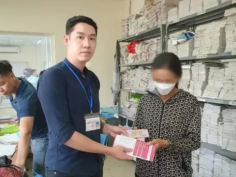 Tài xế xe buýt trao trả tài sản hơn 2 tỉ đồng cho hành khách để quên