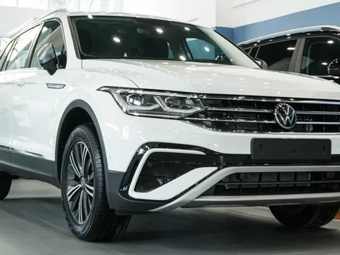Giá Volkswagen Tiguan chạm đáy mới: Giảm kỷ lục 500 triệu, rẻ ngang Santa Fe và Sorento