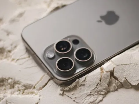 Thí nghiệm chứng minh độ bền của bộ khung titan iPhone 15 Pro Max: thả rơi 100 lần không hỏng, 45kg đè lên không gãy