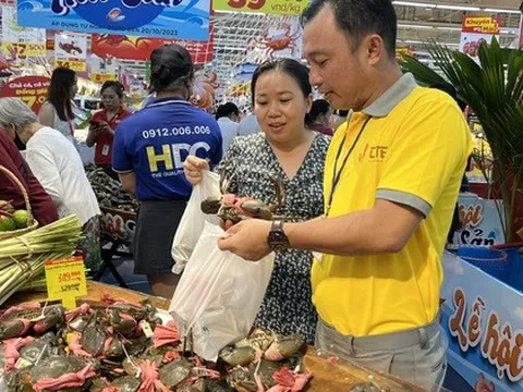 Siêu thị bất ngờ giảm giá cua Cà Mau còn 349.000 đồng/kg, khách tấp nập