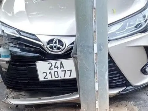 Ảnh TNGT: Toyota Vios húc tung biển báo giao thông, chỉ dừng lại khi gặp cột điện