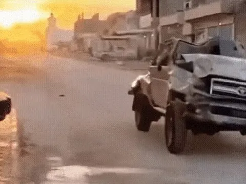 Toyota Land Cruiser bền khó tin: Trông như đống sắt vụn nhưng vẫn vận hành bình thường