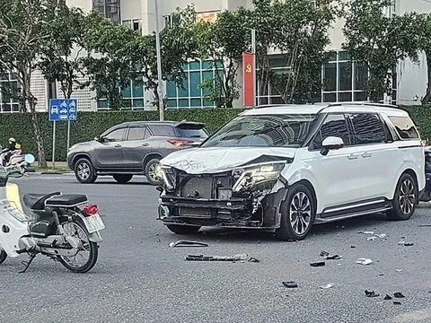 Ảnh TNGT: KIA Carnival bay cản trước, chùn nắp ca pô sau một cú đâm ngang