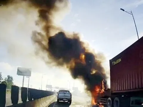 Xe container cháy rụi trên cao tốc TP.HCM - Long Thành - Dầu Giây