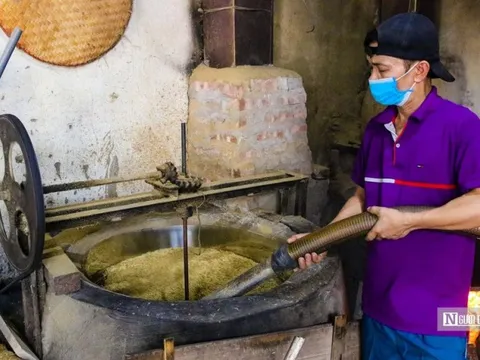 Hà Nội: Người dân làng Mễ Trì tất bật vào vụ cốm lớn nhất trong năm