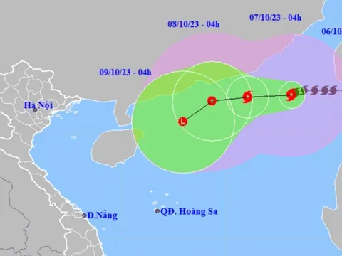 Bão số 4 giật cấp 14, sóng biển cao 6-8 m