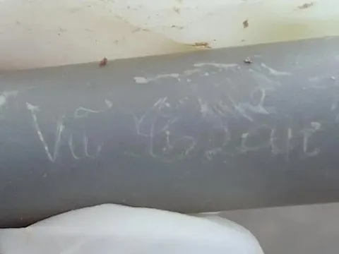 Ống thuốc bằng nhựa chôn cùng hài cốt liệt sĩ chứa thông tin quan trọng