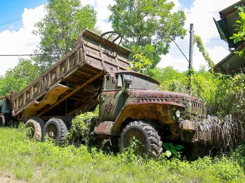 Xe cộ, máy móc tuyển quặng sắt nằm hoen rỉ gần nửa thập kỷ trong rừng tràm ở Huế