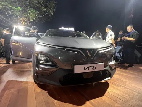 Tỉ phú Phạm Nhật Vượng tặng 7.000 tỉ đồng cho VinFast