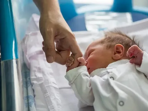 Phát hiện lý do trẻ sơ sinh “bất khả xâm phạm” trước COVID-19