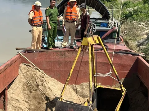 Bắt quả tang một sà lan đang khai thác cát trái phép trên sông Lam