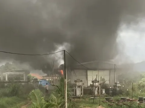 Kho chứa lúa giống ở Quảng Nam bốc cháy dữ dội