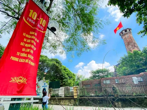 Đường phố Hà Nội trang hoàng mừng kỷ niệm 69 năm Ngày Giải phóng Thủ đô