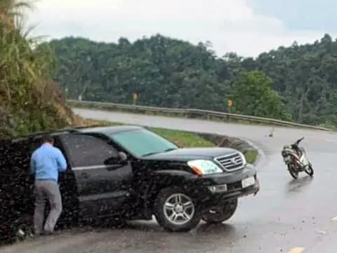 Ảnh TNGT: Vào cua tốc độ cao, Lexus GX rơi tụt xuống rãnh