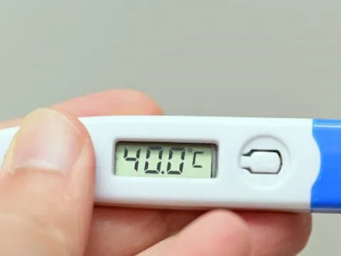 Bé trai nguy kịch sau cơn sốt cao kéo dài 4 giờ và dấu hiệu bệnh chuyển nặng cần chú ý