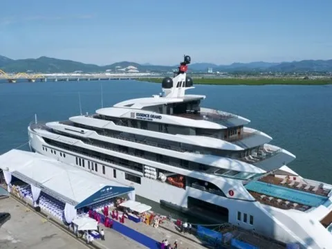 Bàn giao 'siêu du thuyền' nghỉ đêm lớn nhất vịnh Hạ Long