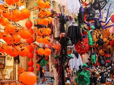 Sau rằm Trung thu, 'thủ phủ' Hàng Mã lại rực sắc màu Halloween