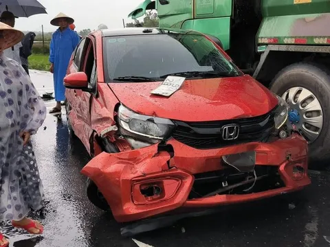 Ảnh TNGT: Khuất tầm nhìn "Hổ Vồ" lại nuốt Honda Brio