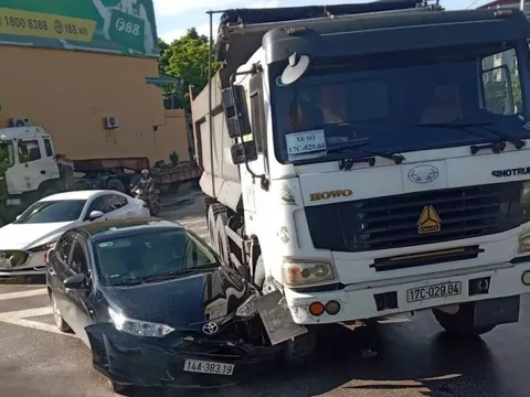 Ảnh TNGT: Vào cua hỏng, Toyota Vios lĩnh đủ khi bị "Hồ vồ"