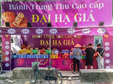 Giảm giá 50%, nhiều ki-ốt bánh trung thu vỉa hè vẫn vắng khách