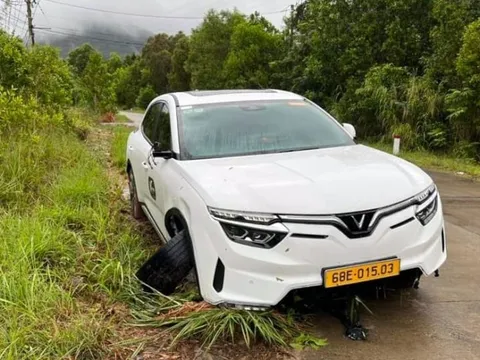 Ảnh TNGT: VinFast VF 8 gãy bánh trước nghi đâm vệ đường