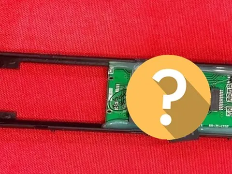 Thử mổ xẻ linh kiện ổ SSD giá siêu rẻ mua trên mạng, người dùng ngã ngửa khi phát hiện “vật thể lạ”bên trong
