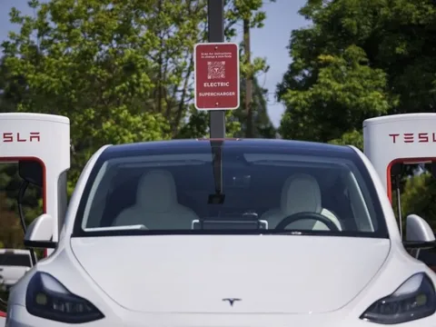 Các hãng ô tô truyền thống nguy thật rồi – Xe điện Tesla giờ đây đã rẻ hơn cả xe xăng