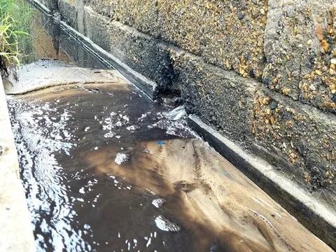 CLIP:Kinh hoàng dòng nước đen ngòm từ bãi tập kết than đá tuồn ra cửa biển