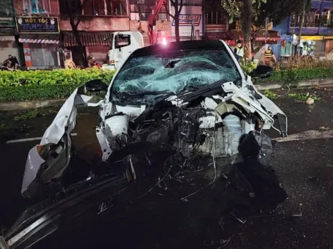 Ảnh TNGT: Tự gây tai nạn, MG5 đâm vào dải phân cách, văng nguyên cục máy ra ngoài