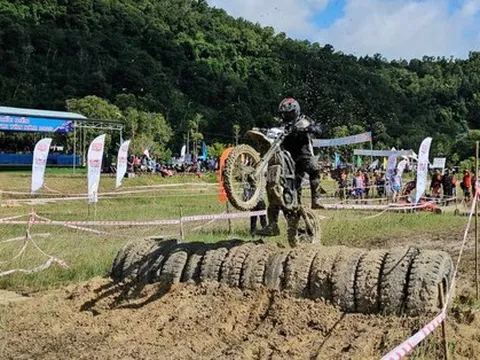 Mục kích tay đua phi mô tô qua bùn lầy, bốc đầu vượt chướng ngại vật