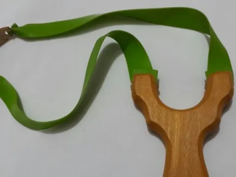 Nghịch súng cao su tự chế, bé trai 11 tuổi vỡ thủy tinh thể