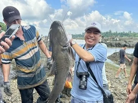 Đập thủy điện Trị An ngưng xả lũ, hàng trăm người dân săn cá khủng