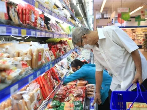 Từ tháng 9, nhiều mặt hàng thiết yếu như gạo, mì ăn liền,... tăng giá