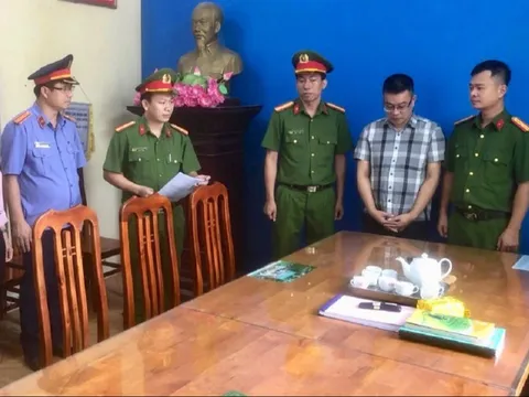 Bắt một trưởng phòng công ty bảo hiểm