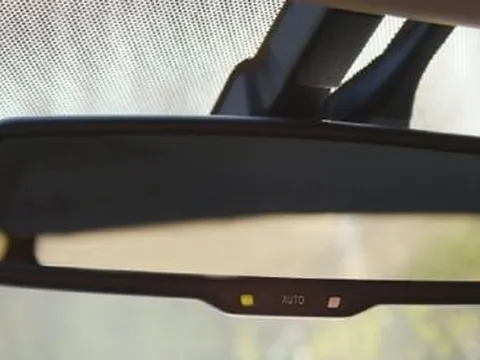 Chấm đen trên gương chiếu hậu lắp trong ô tô có tác dụng gì?