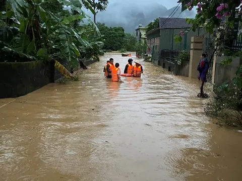 Khắp Trung Bộ mưa to đến rất to, có nơi trên 500 mm