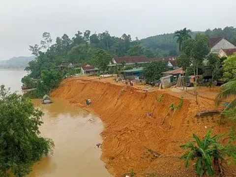 Sạt lở bờ sông Lam sát nhà dân, đe dọa tính mạng hàng chục người