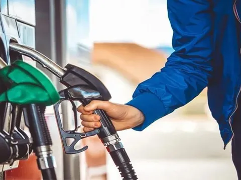 Giá xăng giảm mạnh gần 1.800 đồng/lít