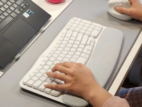 Logitech lần đầu đưa bàn phím công thái học về Việt Nam, giá dưới 1,7 triệu đồng