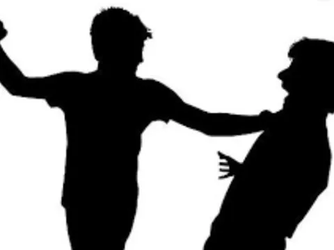 Phó giám đốc một chi nhánh ngân hàng bất ngờ bị bảo vệ đánh tại trụ sở