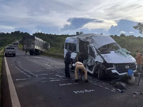 Clip TNGT: Xe tải lấn làn đâm vào xe chở khách tại Đăk Lăk nghi buồn ngủ