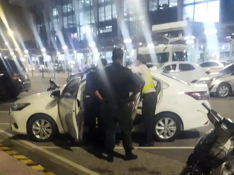 Thu tiền đỗ ôtô tại sân bay Nội Bài sau khi người lái đã đột tử